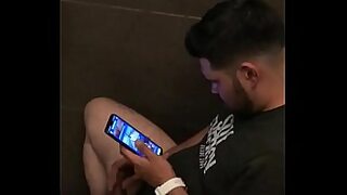 1080p un ouvrier costaud sest fait prendre en train de se branler dans un escalier