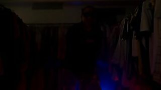 1080p un ouvrier costaud sest fait prendre en train de se branler dans un escalier