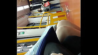 bajo falda video