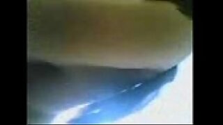 18 sal ki ladki nangi hokar apni chut dikhati hui
