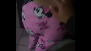 aprendiendo poses con mi prima
