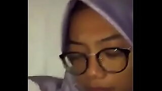abg jilbab hitam berkacamata september 2022