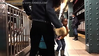 1080p un ouvrier costaud sest fait prendre en train de se branler dans un escalier