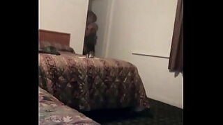 amigo dejo a su novia caliente y sola conmigo asi que nos pusimos a coger a sus espaldas siguenos en