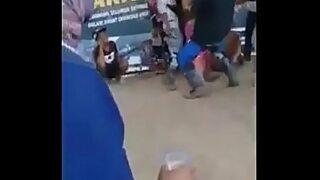 budak sekolah rendah main dengan makcik