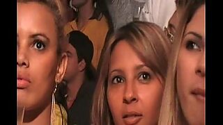 reporter brasileira nao aguenta de tesao e chupa um pau no meio da entrevista