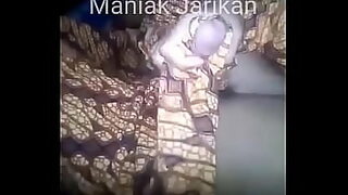 awek melayu main poin guna jari pakai tudung