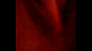 tocando de bajo de la mesa