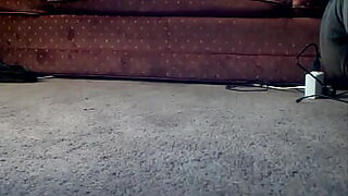 1080p un ouvrier costaud sest fait prendre en train de se branler dans un escalier