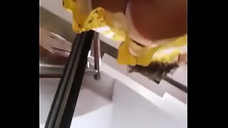 1080p un ouvrier costaud sest fait prendre en train de se branler dans un escalier