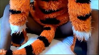tiger shroof oorn videos