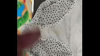 1080p un ouvrier costaud sest fait prendre en train de se branler dans un escalier