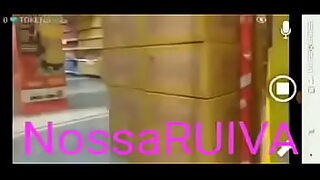 no supermercado enchendo carrinho nua