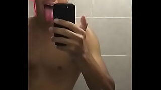 comendo a prima secretamente no banheiro