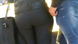1080p un ouvrier costaud sest fait prendre en train de se branler dans un escalier