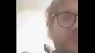 1080p un ouvrier costaud sest fait prendre en train de se branler dans un escalier
