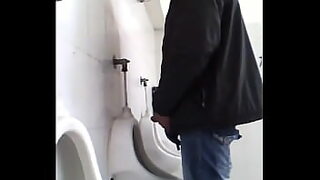 cewek pipis d wc spbu