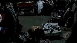chica orinando se da cuenta y muestra mas el culo con espiando y se da cuenta mov