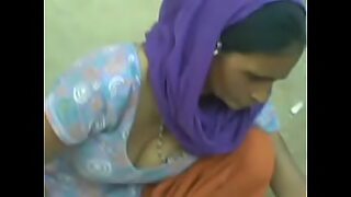 aunty cleavage
