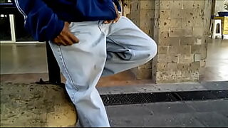 1080p un ouvrier costaud sest fait prendre en train de se branler dans un escalier