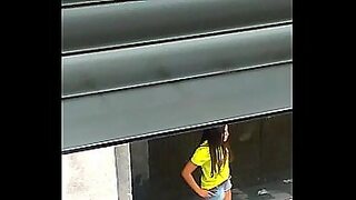 amigo dejo a su novia caliente y sola conmigo asi que nos pusimos a coger a sus espaldas siguenos en