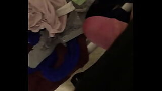 la cougar en chaleur sara jay la bite de sa colocataire avec sa chatte mature avant de sortir sa sangle et de bourrer son petit trou du cul jusqua ce quil jouisse video complete et sa