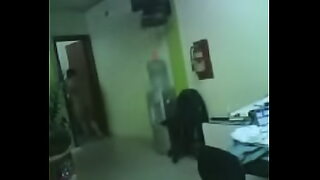 1080p un ouvrier costaud sest fait prendre en train de se branler dans un escalier
