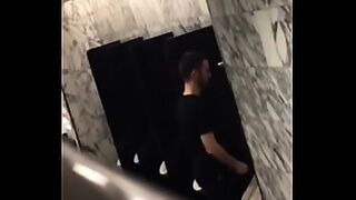 1080p un ouvrier costaud sest fait prendre en train de se branler dans un escalier