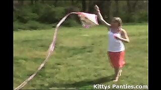blonde flashing tut