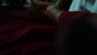 papa con hija ensenando la a tener sexo