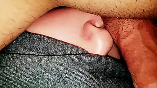 amigo dejo a su novia caliente y sola conmigo asi que nos pusimos a coger a sus espaldas siguenos en