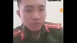 chi dang ngu em trai vo phong xin dit