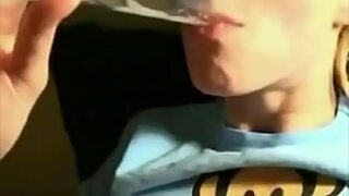 a su hermana dormida y se la folla