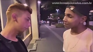 1080p un ouvrier costaud sest fait prendre en train de se branler dans un escalier