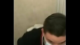 1080p un ouvrier costaud sest fait prendre en train de se branler dans un escalier