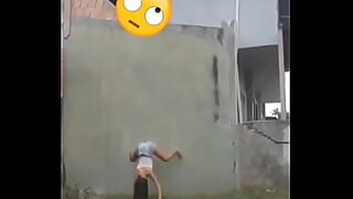 1080p un ouvrier costaud sest fait prendre en train de se branler dans un escalier
