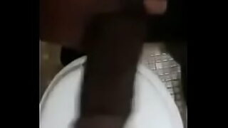 a su hermana dormida y se la folla