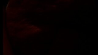 chica orinando se da cuenta y muestra mas el culo con espiando y se da cuenta mov