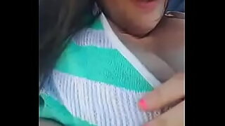 tocando de bajo de la mesa