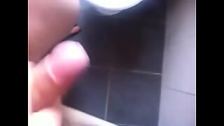 er benutzt meinen kopf wie einen kolben um mich ins gesicht zu ficken dann stecken mir leglocks und nusse in die kehle