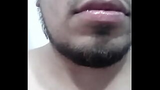 tocando de bajo de la mesa