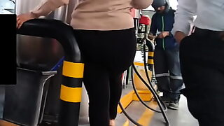 1080p un ouvrier costaud sest fait prendre en train de se branler dans un escalier