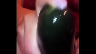 mujer metiendose pepino por el bollo