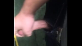1080p un ouvrier costaud sest fait prendre en train de se branler dans un escalier